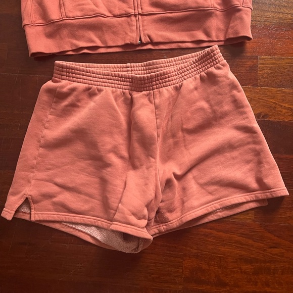 Aritzia zip up and 5’ shorts both size large in perfect condition - Picture 2 of 4
